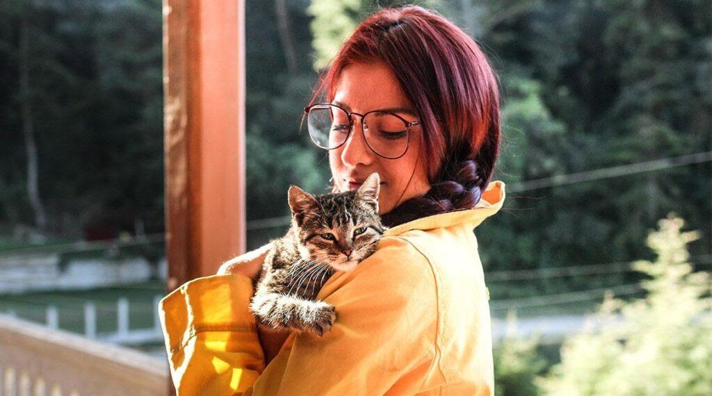 A woman hugging her cat for mental health.